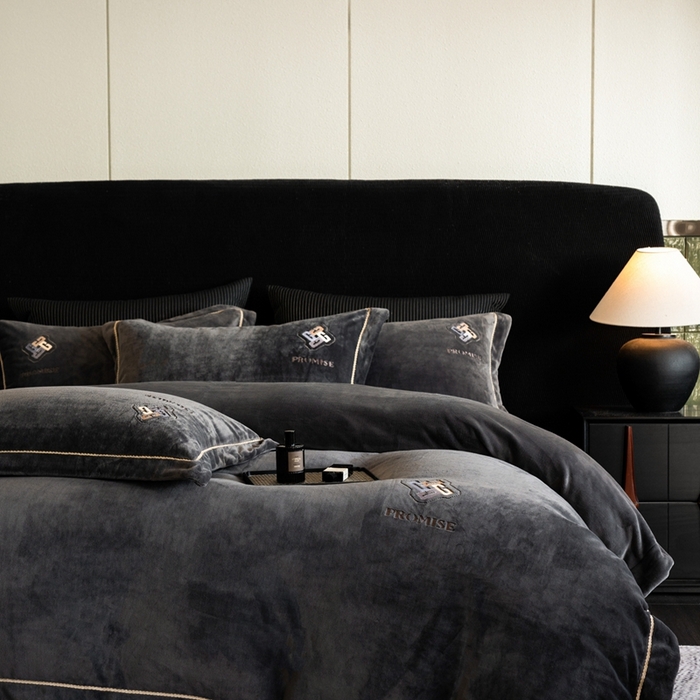 91家纺网 家纺一手货源 找家纺 2025新款300g宽边绣花牛奶绒-悦 悦-深灰