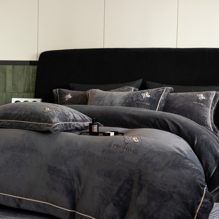 91家纺网 家纺一手货源 找家纺 2025新款300g宽边绣花牛奶绒-悦 悦-深灰