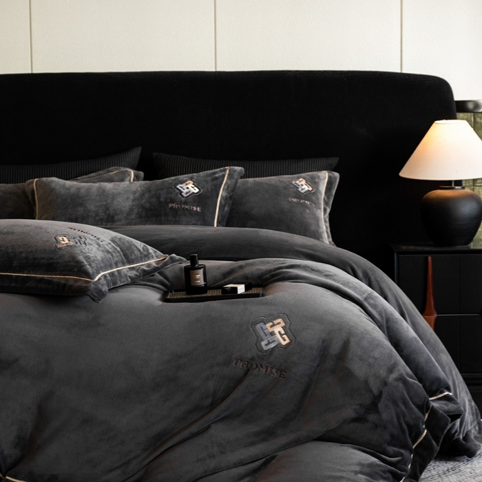 91家纺网 家纺一手货源 找家纺 2025新款300g宽边绣花牛奶绒-悦 悦-深灰