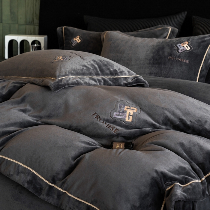 91家纺网 家纺一手货源 找家纺 2025新款300g宽边绣花牛奶绒-悦 悦-深灰