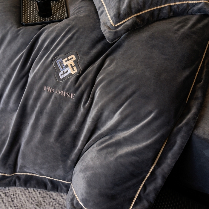 91家纺网 家纺一手货源 找家纺 2025新款300g宽边绣花牛奶绒-悦 悦-深灰