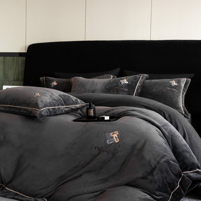 91家纺网 家纺一手货源 找家纺 2025新款300g宽边绣花牛奶绒-悦 悦-深灰