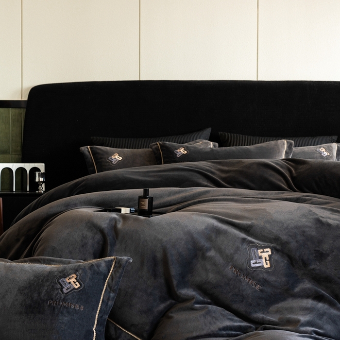 91家纺网 家纺一手货源 找家纺 2025新款300g宽边绣花牛奶绒-悦 悦-深灰