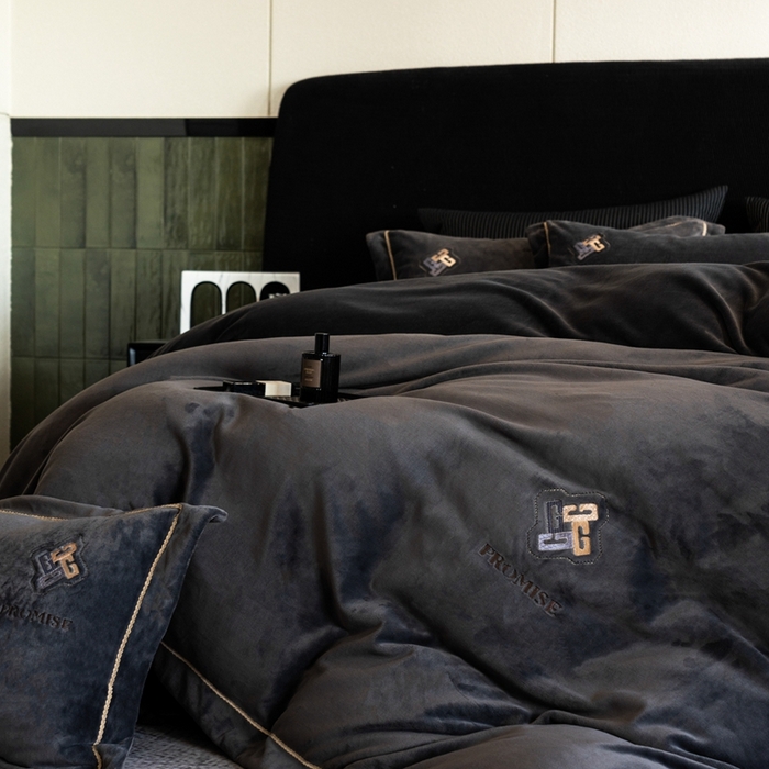 91家纺网 家纺一手货源 找家纺 2025新款300g宽边绣花牛奶绒-悦 悦-深灰