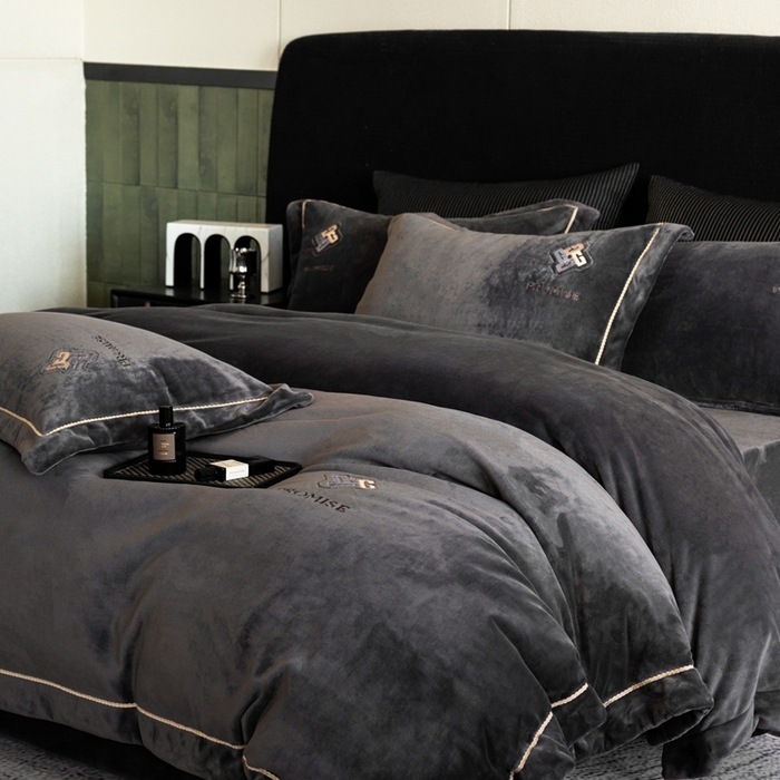 91家纺网 家纺一手货源 找家纺 2025新款300g宽边绣花牛奶绒-悦 悦-深灰