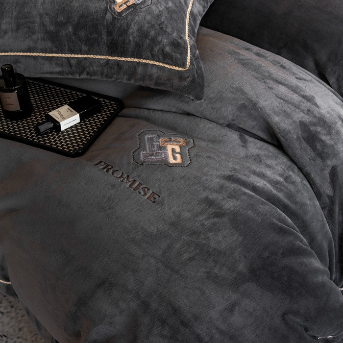 91家纺网 家纺一手货源 找家纺 2025新款300g宽边绣花牛奶绒-悦 悦-深灰