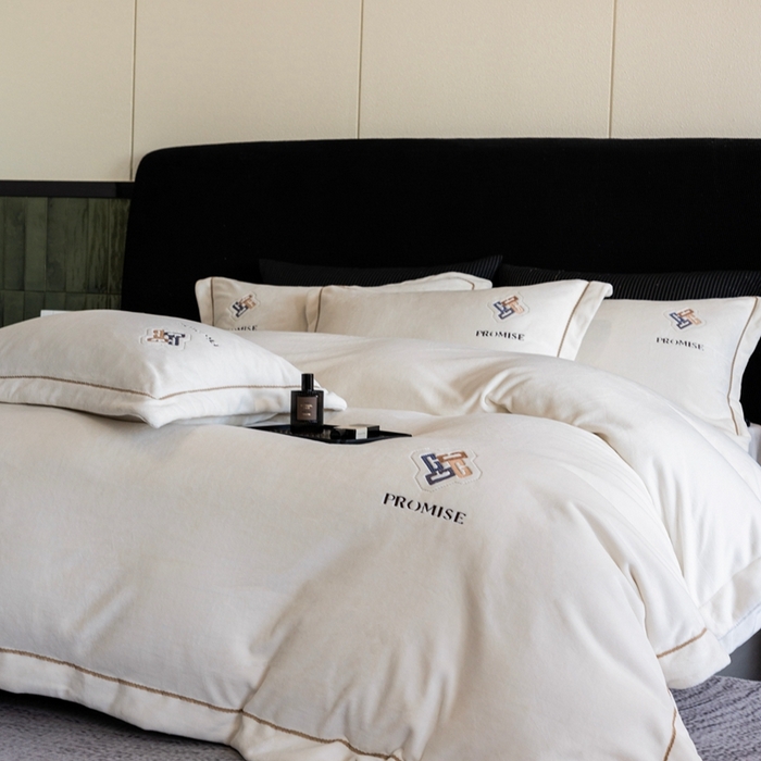 91家纺网 家纺一手货源 找家纺 2025新款300g宽边绣花牛奶绒-悦 悦-云白