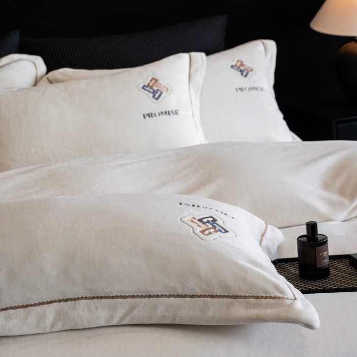 91家纺网 家纺一手货源 找家纺 2025新款300g宽边绣花牛奶绒-悦 悦-云白