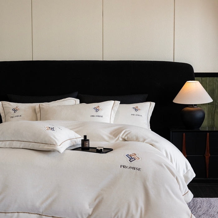 91家纺网 家纺一手货源 找家纺 2025新款300g宽边绣花牛奶绒-悦 悦-云白