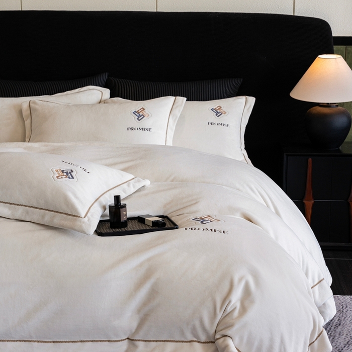 91家纺网 家纺一手货源 找家纺 2025新款300g宽边绣花牛奶绒-悦 悦-云白