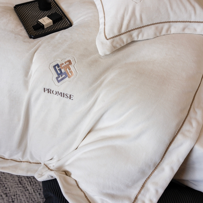 91家纺网 家纺一手货源 找家纺 2025新款300g宽边绣花牛奶绒-悦 悦-云白