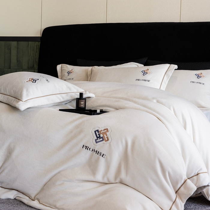 91家纺网 家纺一手货源 找家纺 2025新款300g宽边绣花牛奶绒-悦 悦-云白