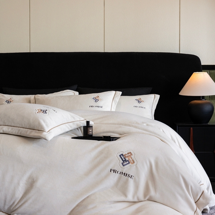 91家纺网 家纺一手货源 找家纺 2025新款300g宽边绣花牛奶绒-悦 悦-云白