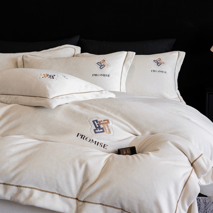 91家纺网 家纺一手货源 找家纺 2025新款300g宽边绣花牛奶绒-悦 悦-云白