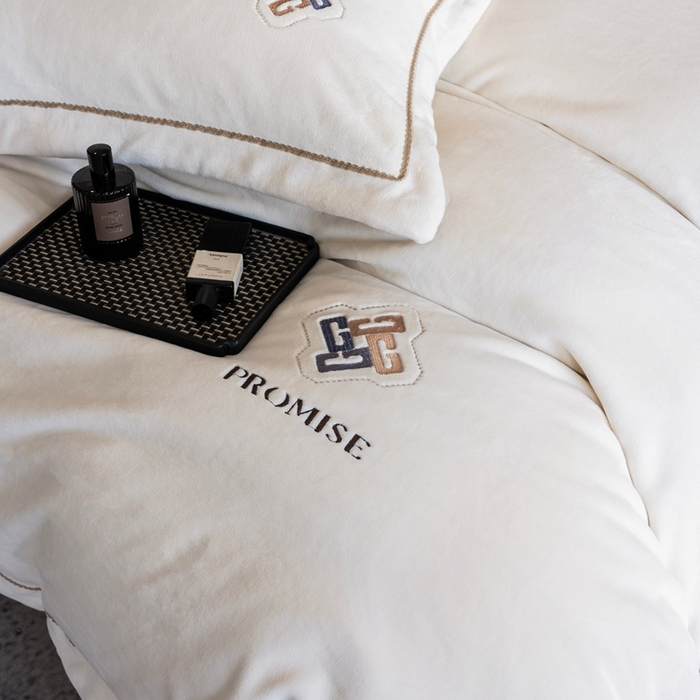 91家纺网 家纺一手货源 找家纺 2025新款300g宽边绣花牛奶绒-悦 悦-云白