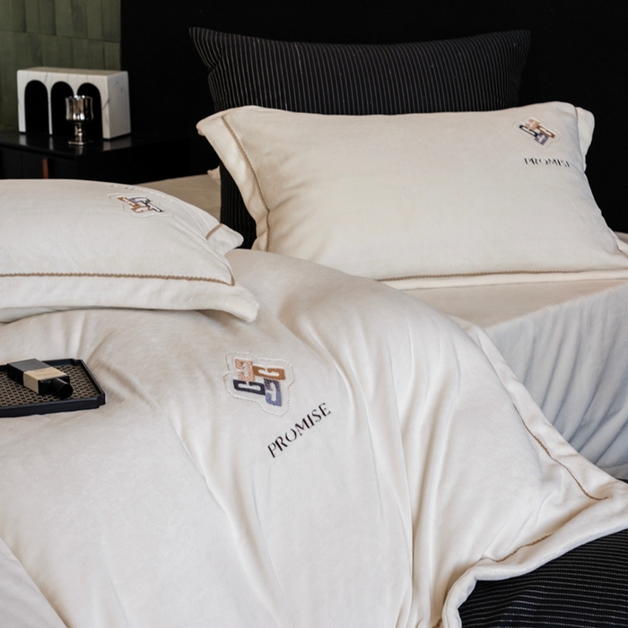 91家纺网 家纺一手货源 找家纺 2025新款300g宽边绣花牛奶绒-悦 悦-云白