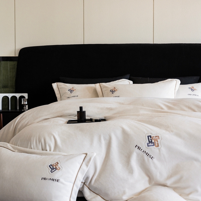 91家纺网 家纺一手货源 找家纺 2025新款300g宽边绣花牛奶绒-悦 悦-云白