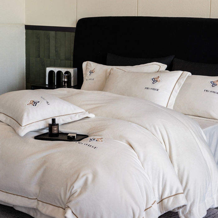 91家纺网 家纺一手货源 找家纺 2025新款300g宽边绣花牛奶绒-悦 悦-云白