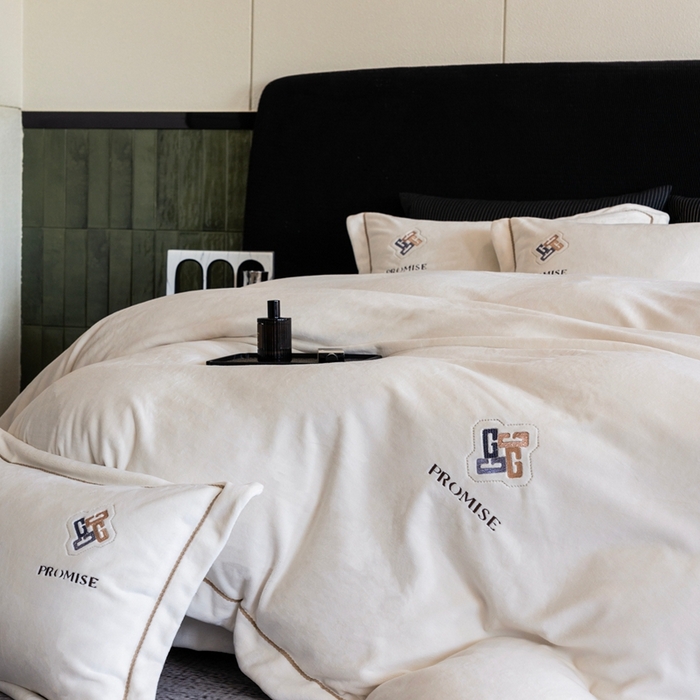 91家纺网 家纺一手货源 找家纺 2025新款300g宽边绣花牛奶绒-悦 悦-云白