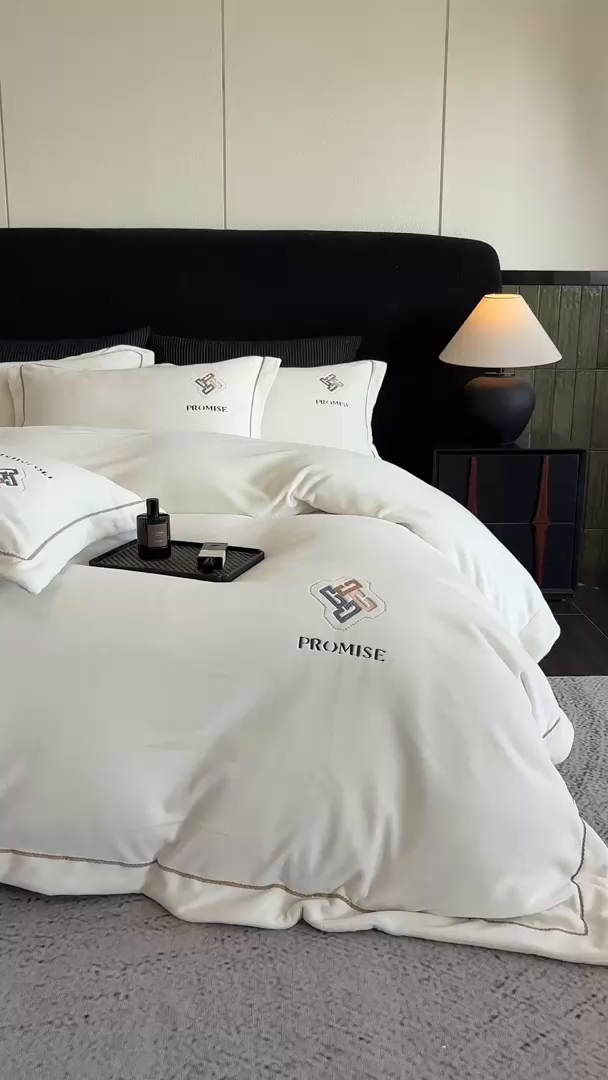 91家纺网 家纺一手货源 找家纺 2025新款300g宽边绣花牛奶绒-悦 悦-云白