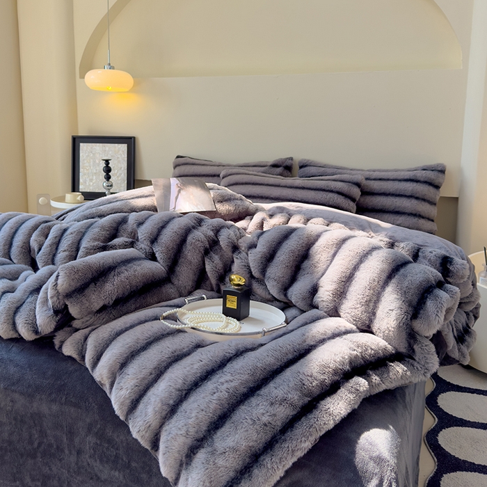 91家纺网 家纺一手货源 找家纺 （总）佰亿莱 2025新款兔兔绒牛奶绒加厚兔毛毯保暖毯子