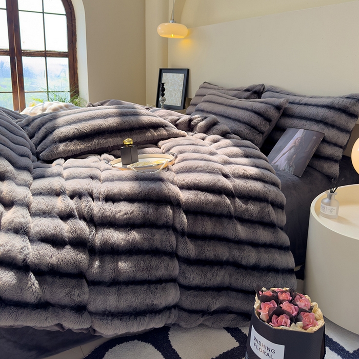 91家纺网 家纺一手货源 找家纺 （总）佰亿莱 2025新款兔兔绒牛奶绒加厚兔毛毯保暖毯子