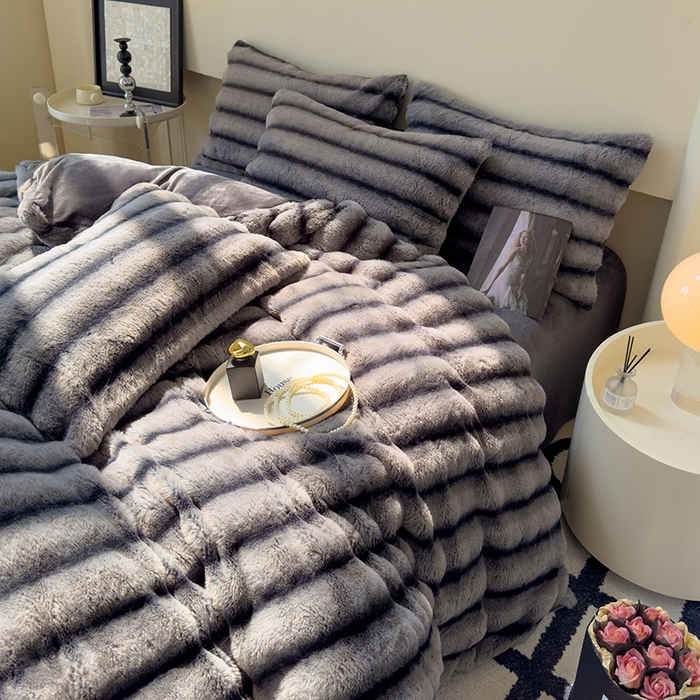 91家纺网 家纺一手货源 找家纺 （总）佰亿莱 2025新款兔兔绒牛奶绒加厚兔毛毯保暖毯子