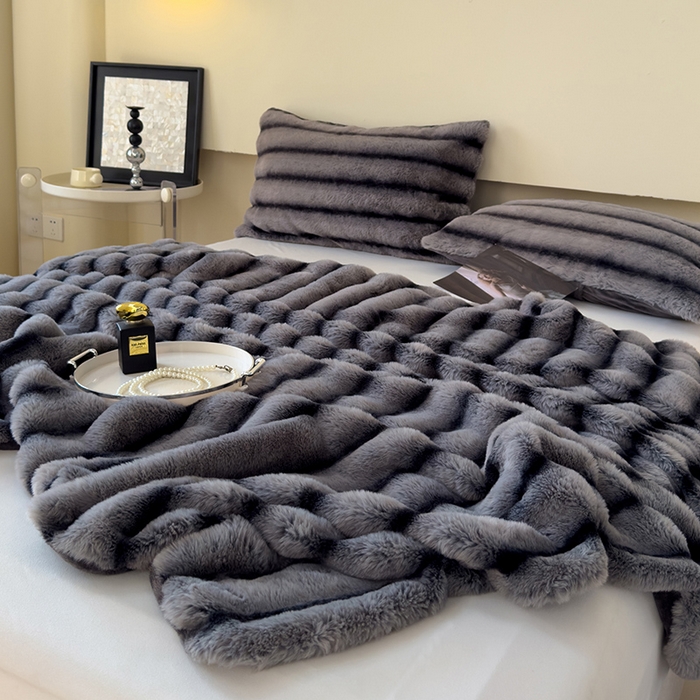 91家纺网 家纺一手货源 找家纺 （总）佰亿莱 2025新款兔兔绒牛奶绒加厚兔毛毯保暖毯子