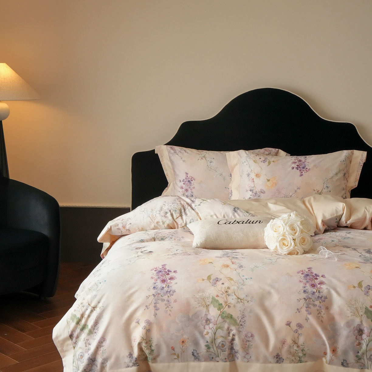 91家纺网 家纺一手货源 找家纺 卡巴伦家纺 2025新款50S超细旦全棉数码印花款四件套（控价298） 花晨月夕-奶油芝芝-风格二