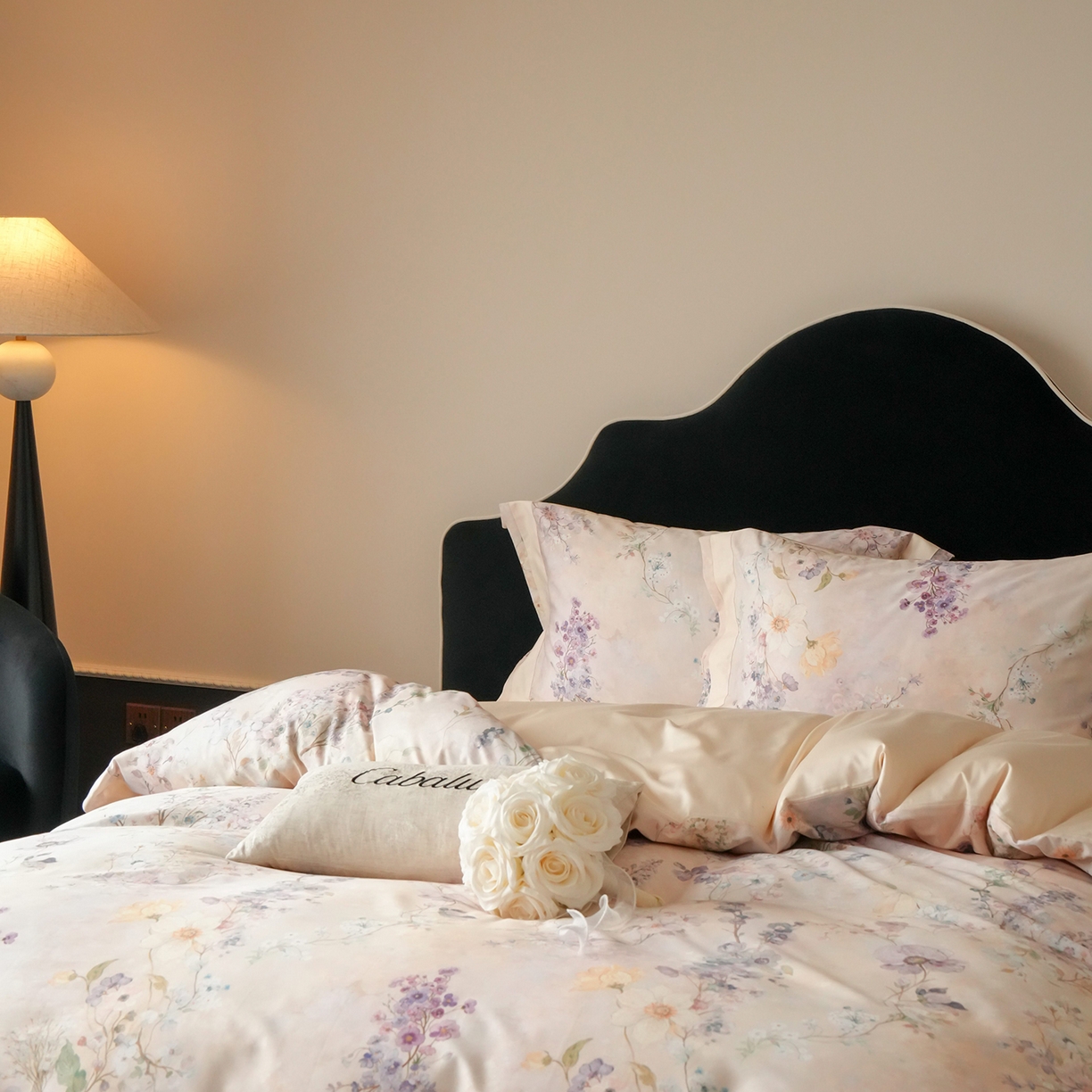 91家纺网 家纺一手货源 找家纺 卡巴伦家纺 2025新款50S超细旦全棉数码印花款四件套（控价298） 花晨月夕-奶油芝芝-风格二