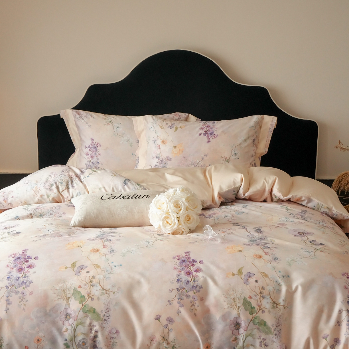 91家纺网 家纺一手货源 找家纺 卡巴伦家纺 2025新款50S超细旦全棉数码印花款四件套（控价298） 花晨月夕-奶油芝芝-风格二