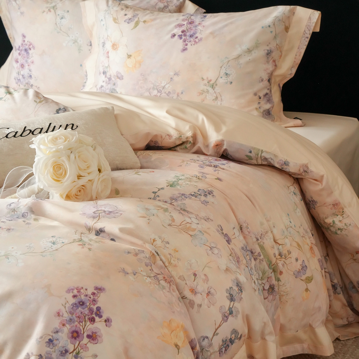 91家纺网 家纺一手货源 找家纺 卡巴伦家纺 2025新款50S超细旦全棉数码印花款四件套（控价298） 花晨月夕-奶油芝芝-风格二