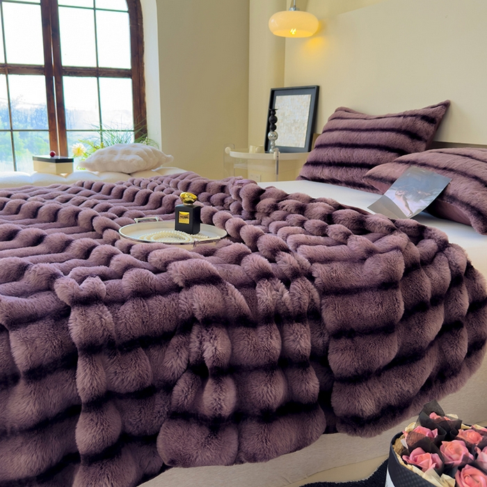 91家纺网 家纺一手货源 找家纺 佰亿莱 2025新款兔兔绒牛奶绒加厚兔毛毯保暖毯子 暗紫