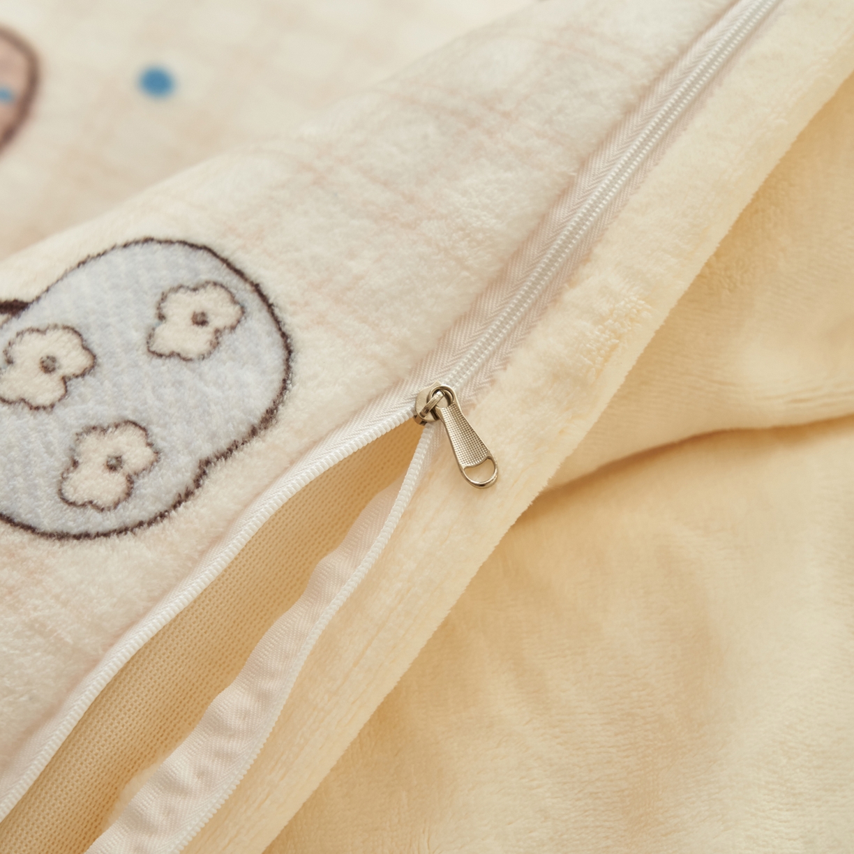 91家纺网 家纺一手货源 找家纺 晨曦家纺 2025新款加厚230克双面牛奶绒卡通可爱法兰绒四件套 苹果乐园