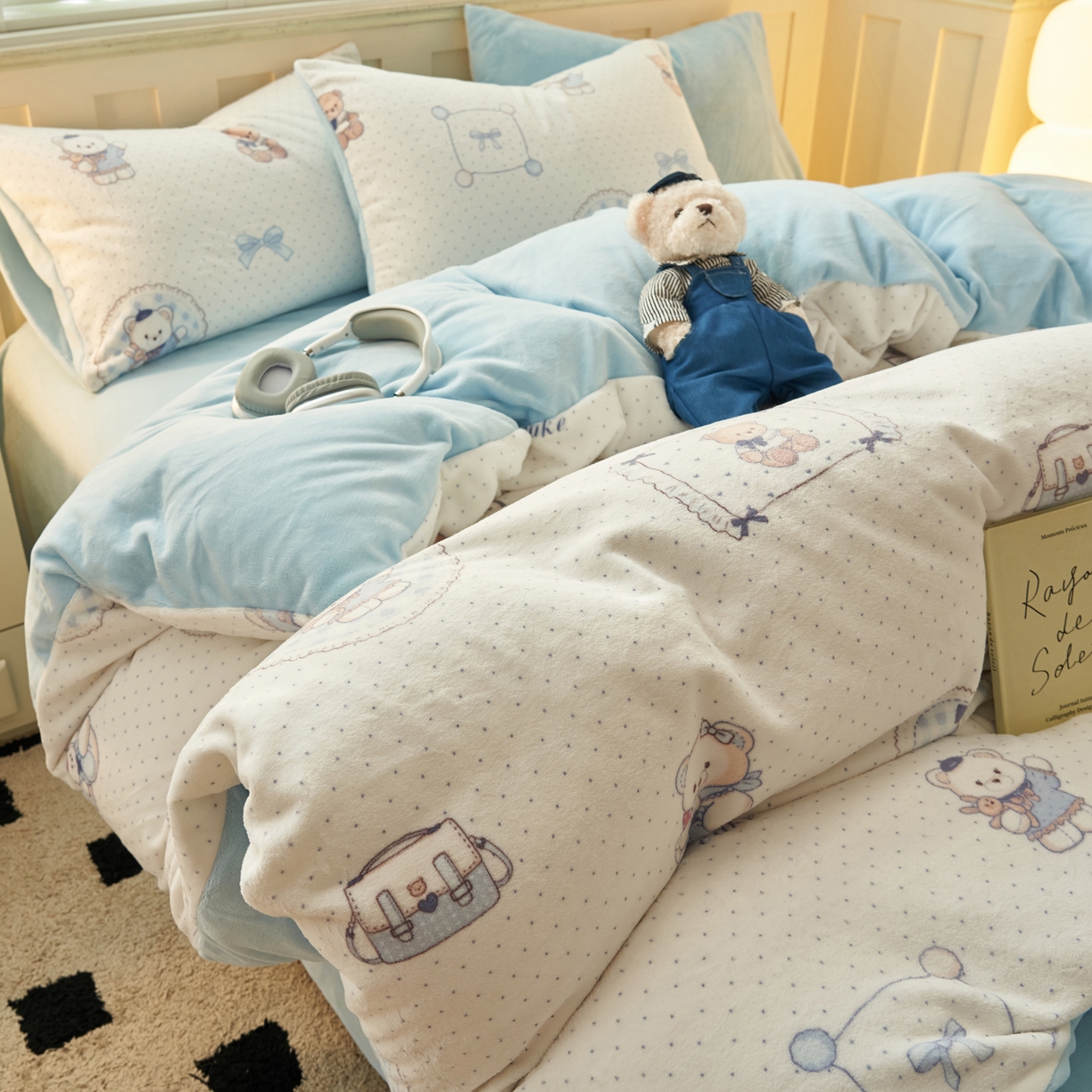 91家纺网 家纺一手货源 找家纺 晨曦家纺 2025新款加厚230克双面牛奶绒卡通可爱法兰绒四件套 萌萌熊仔