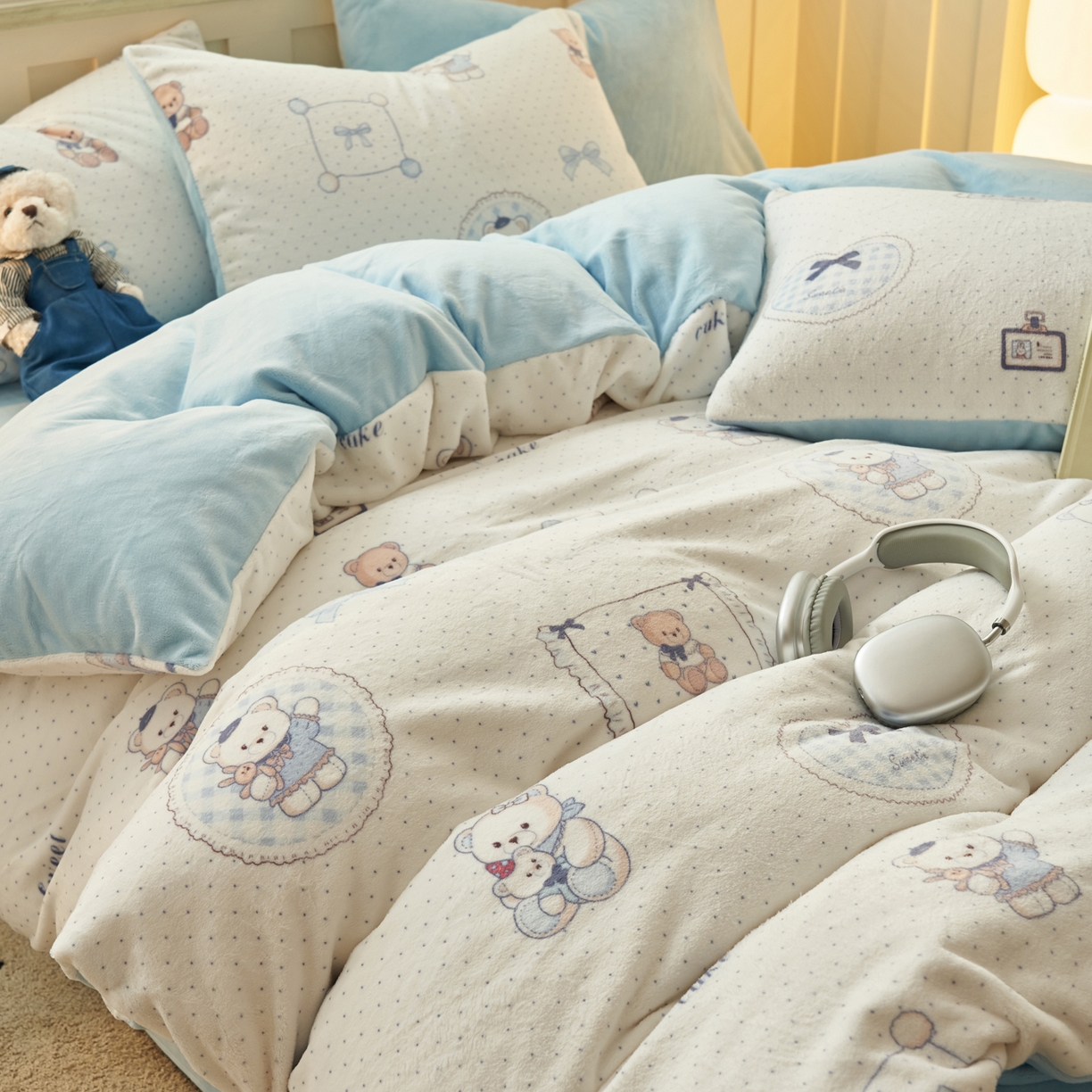 91家纺网 家纺一手货源 找家纺 晨曦家纺 2025新款加厚230克双面牛奶绒卡通可爱法兰绒四件套 萌萌熊仔