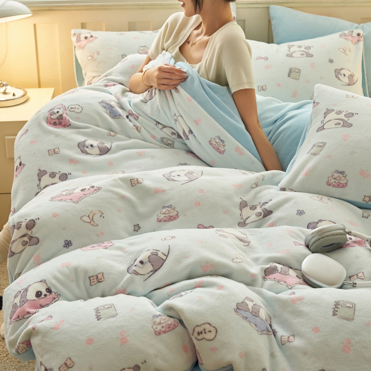 91家纺网 家纺一手货源 找家纺 晨曦家纺 2025新款加厚230克双面牛奶绒卡通可爱法兰绒四件套 可爱熊猫