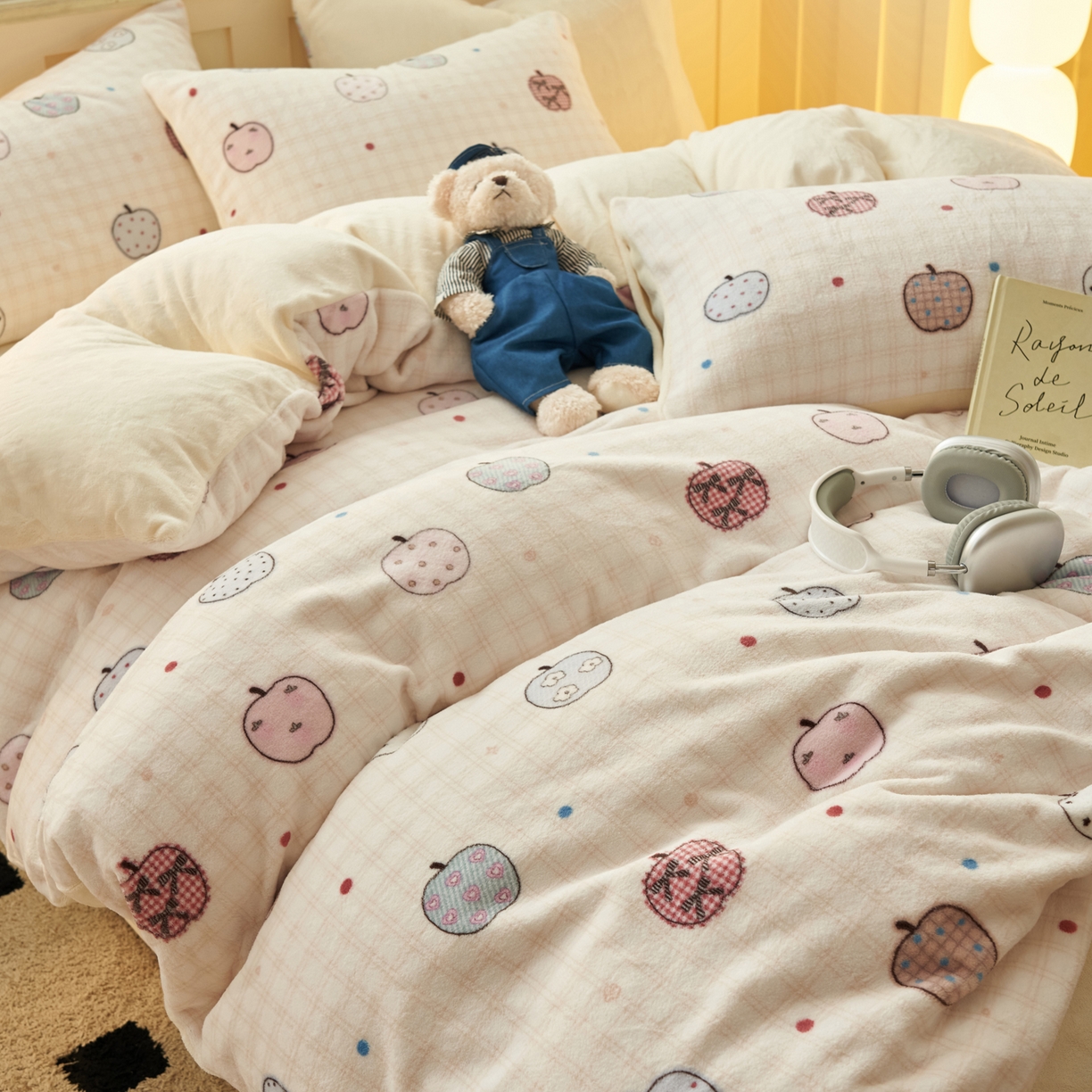 91家纺网 家纺一手货源 找家纺 晨曦家纺 2025新款加厚230克双面牛奶绒卡通可爱法兰绒四件套 苹果乐园