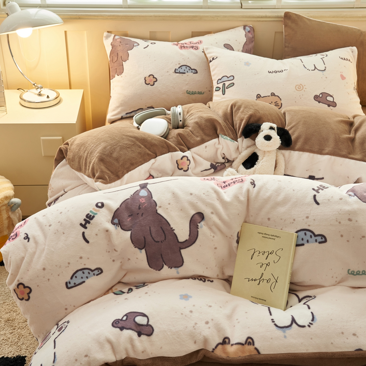 91家纺网 家纺一手货源 找家纺 晨曦家纺 2025新款加厚230克双面牛奶绒卡通可爱法兰绒四件套 调皮猫狗