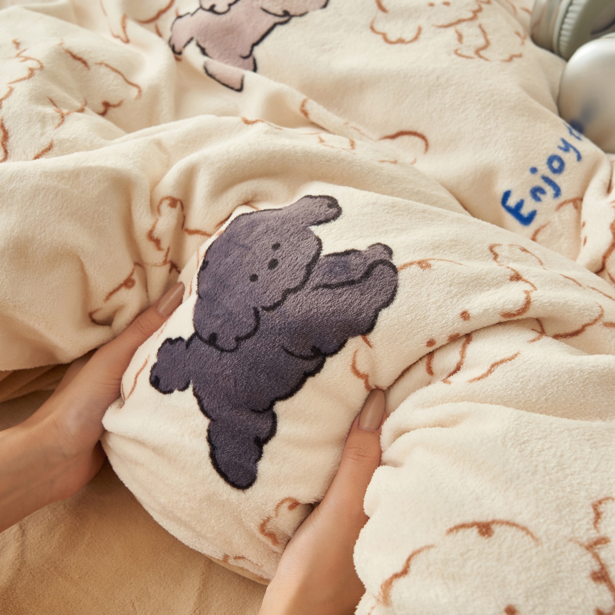 91家纺网 家纺一手货源 找家纺 晨曦家纺 2025新款加厚230克双面牛奶绒卡通可爱法兰绒四件套 快乐小狗