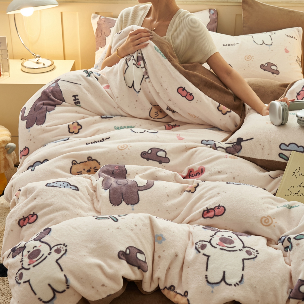 91家纺网 家纺一手货源 找家纺 晨曦家纺 2025新款加厚230克双面牛奶绒卡通可爱法兰绒四件套 调皮猫狗