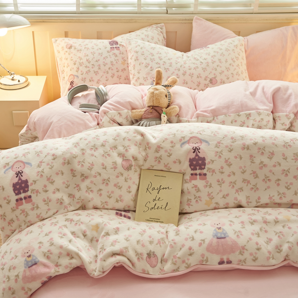 91家纺网 家纺一手货源 找家纺 晨曦家纺 2025新款加厚230克双面牛奶绒卡通可爱法兰绒四件套 兔女孩