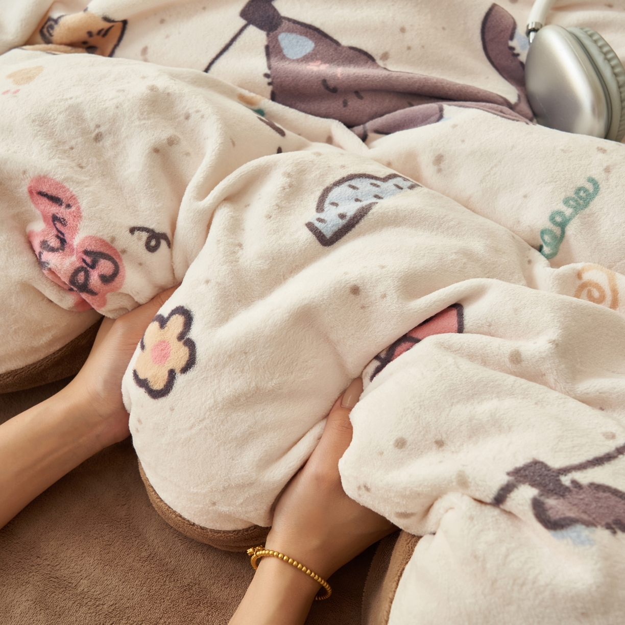 91家纺网 家纺一手货源 找家纺 晨曦家纺 2025新款加厚230克双面牛奶绒卡通可爱法兰绒四件套 调皮猫狗