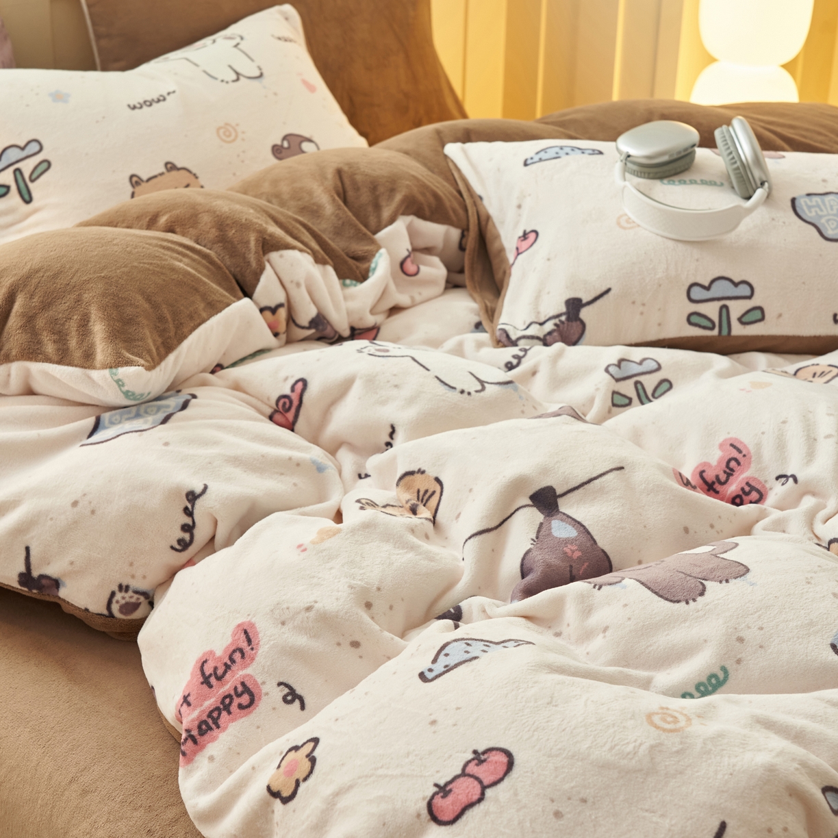 91家纺网 家纺一手货源 找家纺 晨曦家纺 2025新款加厚230克双面牛奶绒卡通可爱法兰绒四件套 调皮猫狗