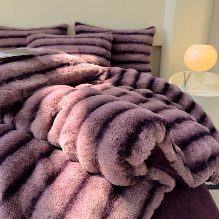 91家纺网 家纺一手货源 找家纺 佰亿莱 2025新款兔兔绒牛奶绒加厚兔毛毯保暖毯子 暗紫