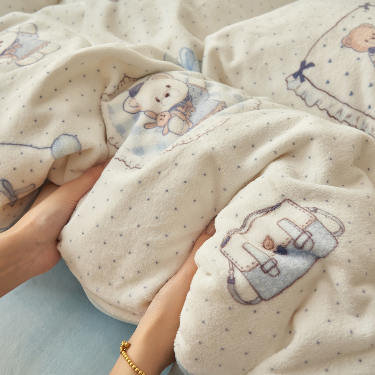 91家纺网 家纺一手货源 找家纺 晨曦家纺 2025新款加厚230克双面牛奶绒卡通可爱法兰绒四件套 萌萌熊仔