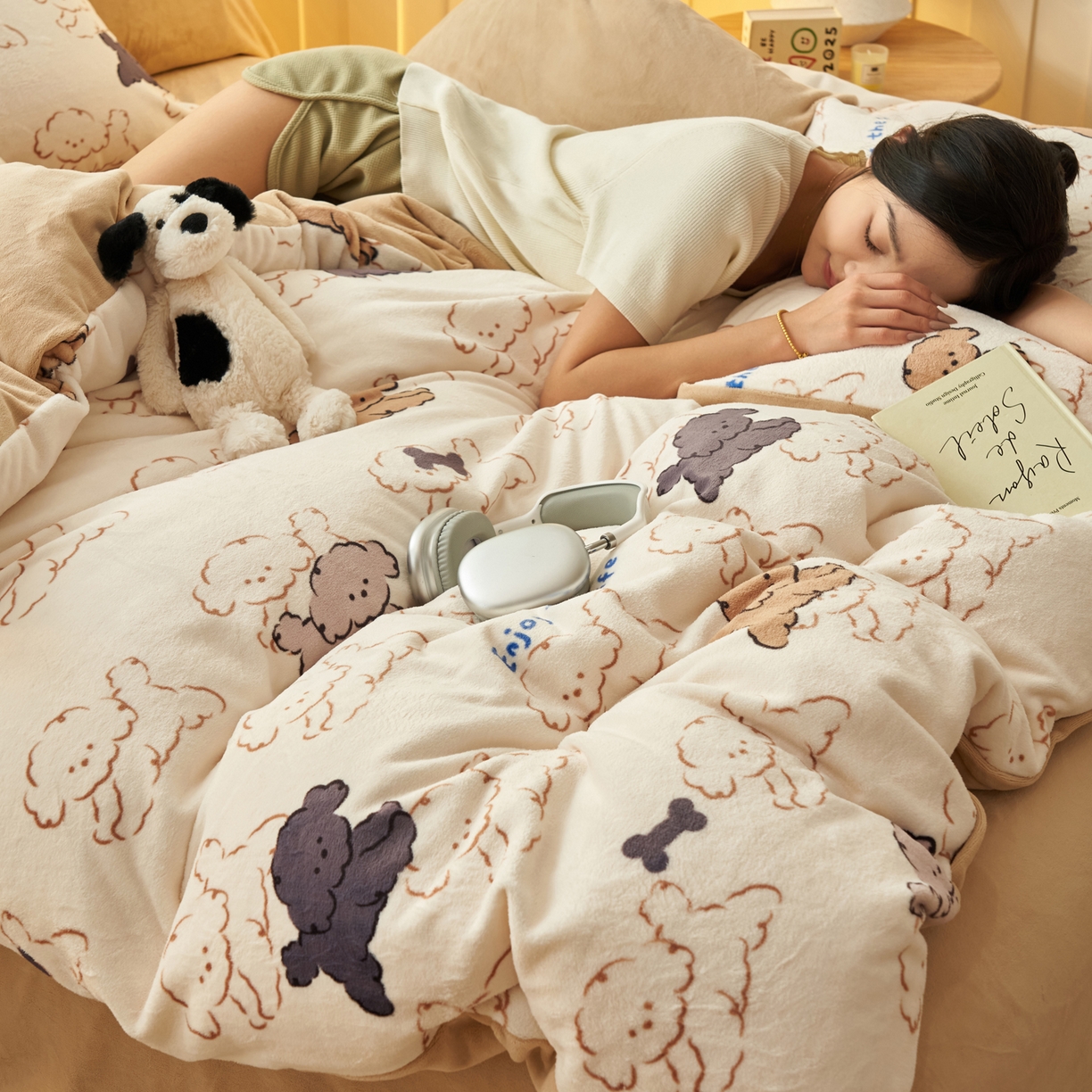 91家纺网 家纺一手货源 找家纺 晨曦家纺 2025新款加厚230克双面牛奶绒卡通可爱法兰绒四件套 快乐小狗