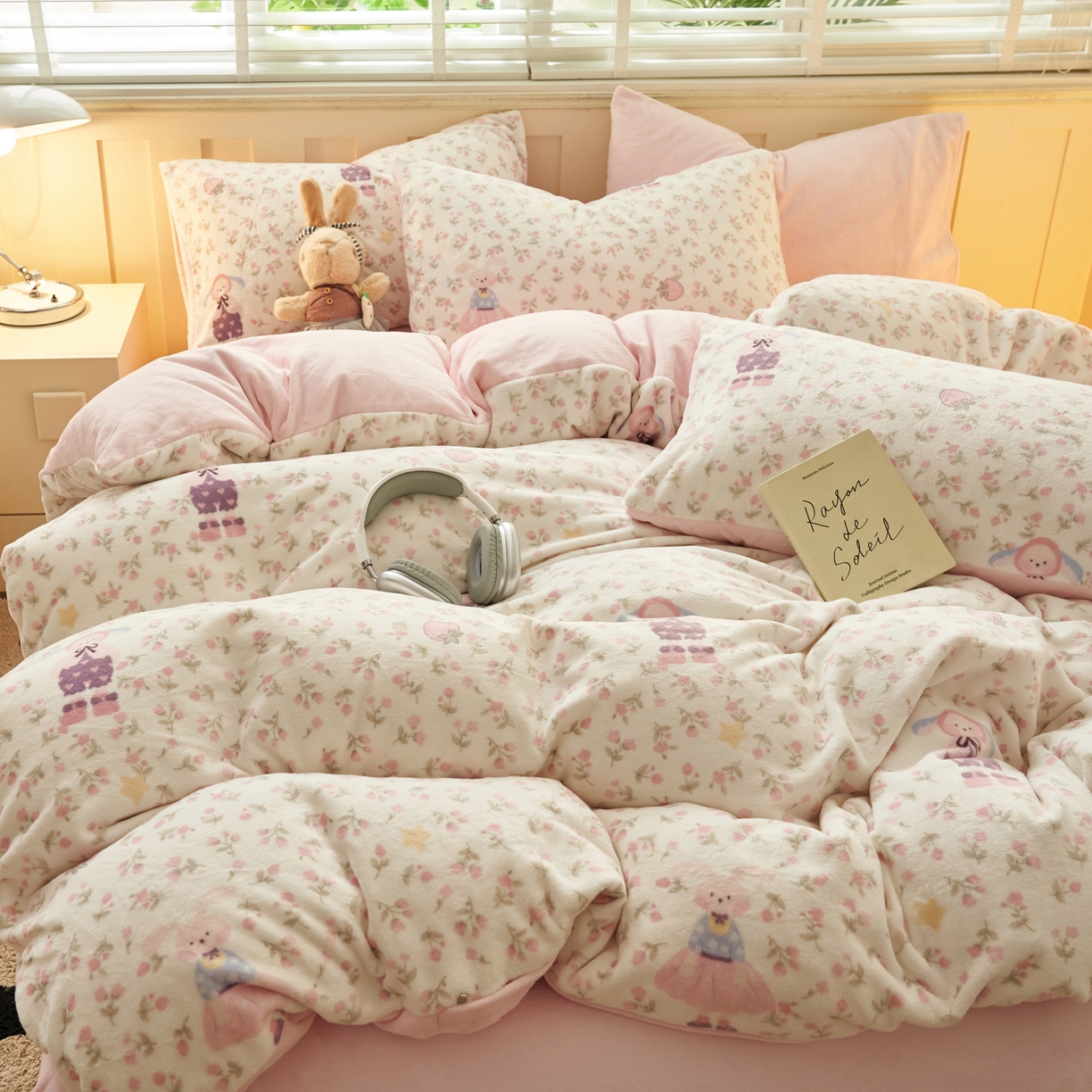 91家纺网 家纺一手货源 找家纺 晨曦家纺 2025新款加厚230克双面牛奶绒卡通可爱法兰绒四件套 兔女孩