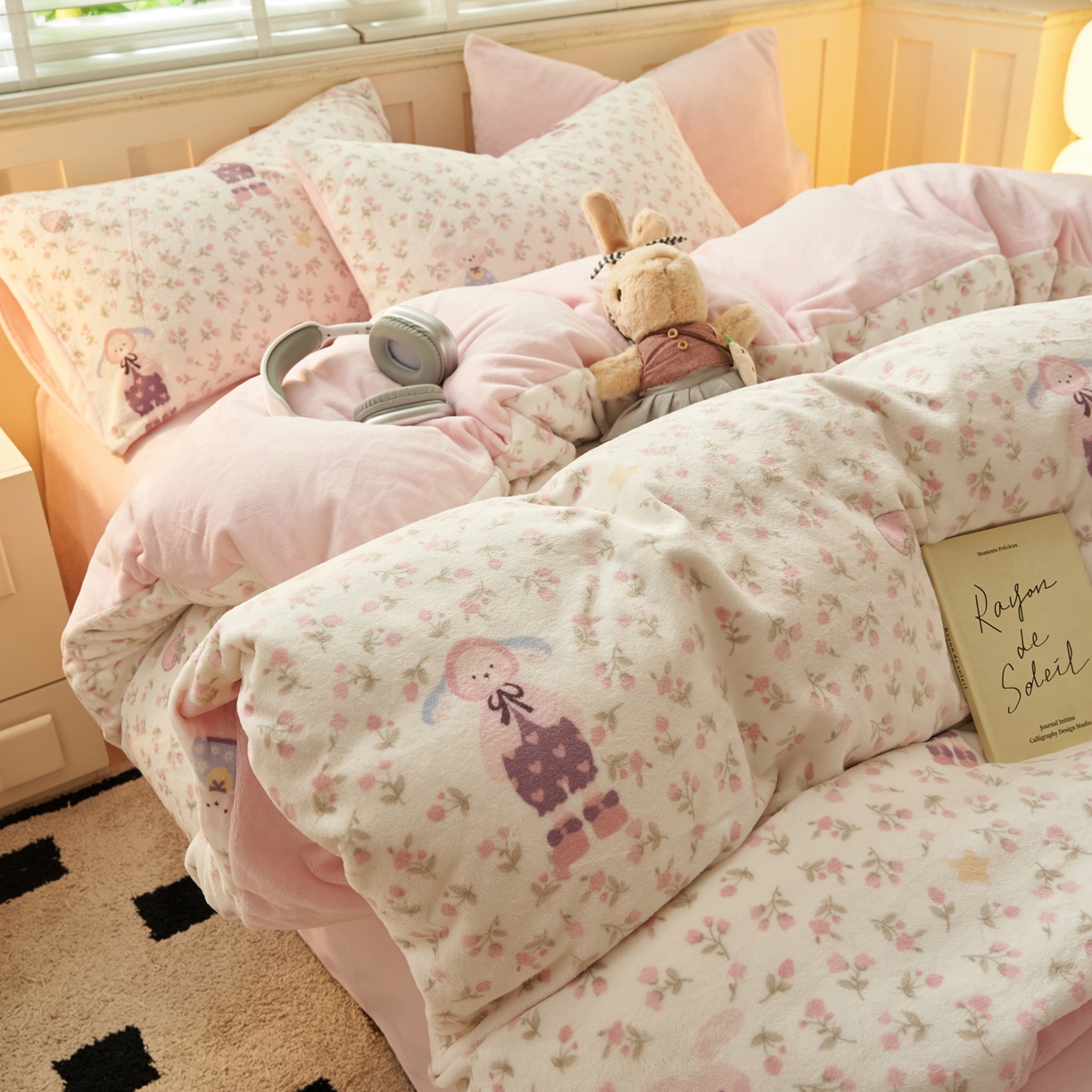 91家纺网 家纺一手货源 找家纺 晨曦家纺 2025新款加厚230克双面牛奶绒卡通可爱法兰绒四件套 兔女孩