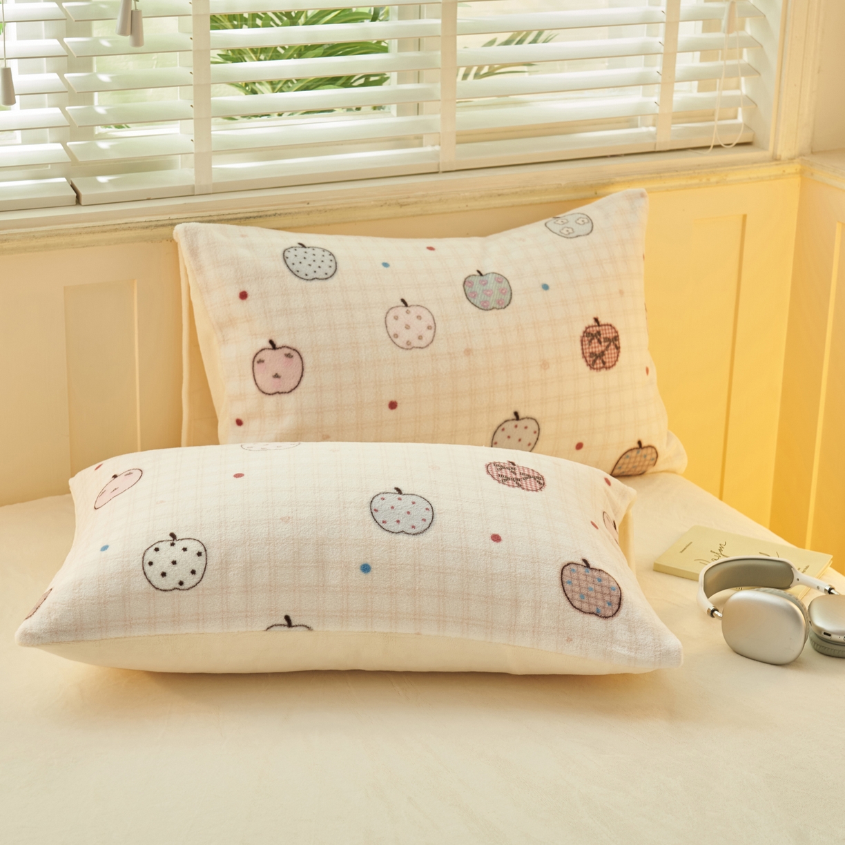 91家纺网 家纺一手货源 找家纺 晨曦家纺 2025新款加厚230克双面牛奶绒卡通可爱法兰绒四件套 苹果乐园